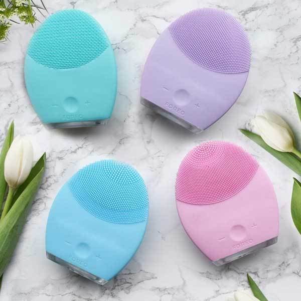 Belleza LUNA 2 de FOREO es el cepillo de limpieza facial anti-edad para