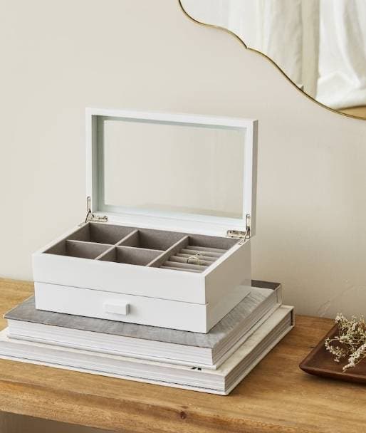 Product Lacquered jewellery box with drawers