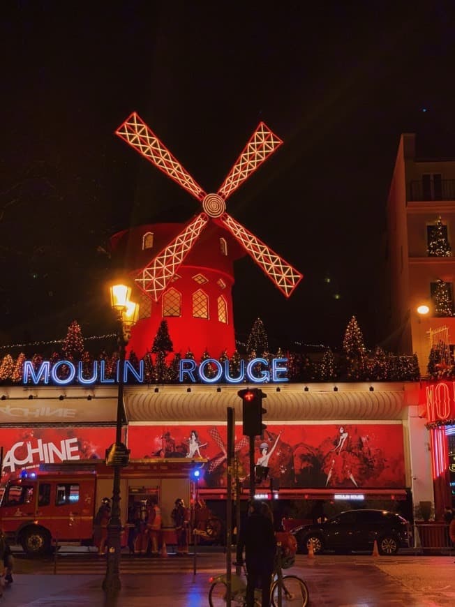 Place Moulin Rouge