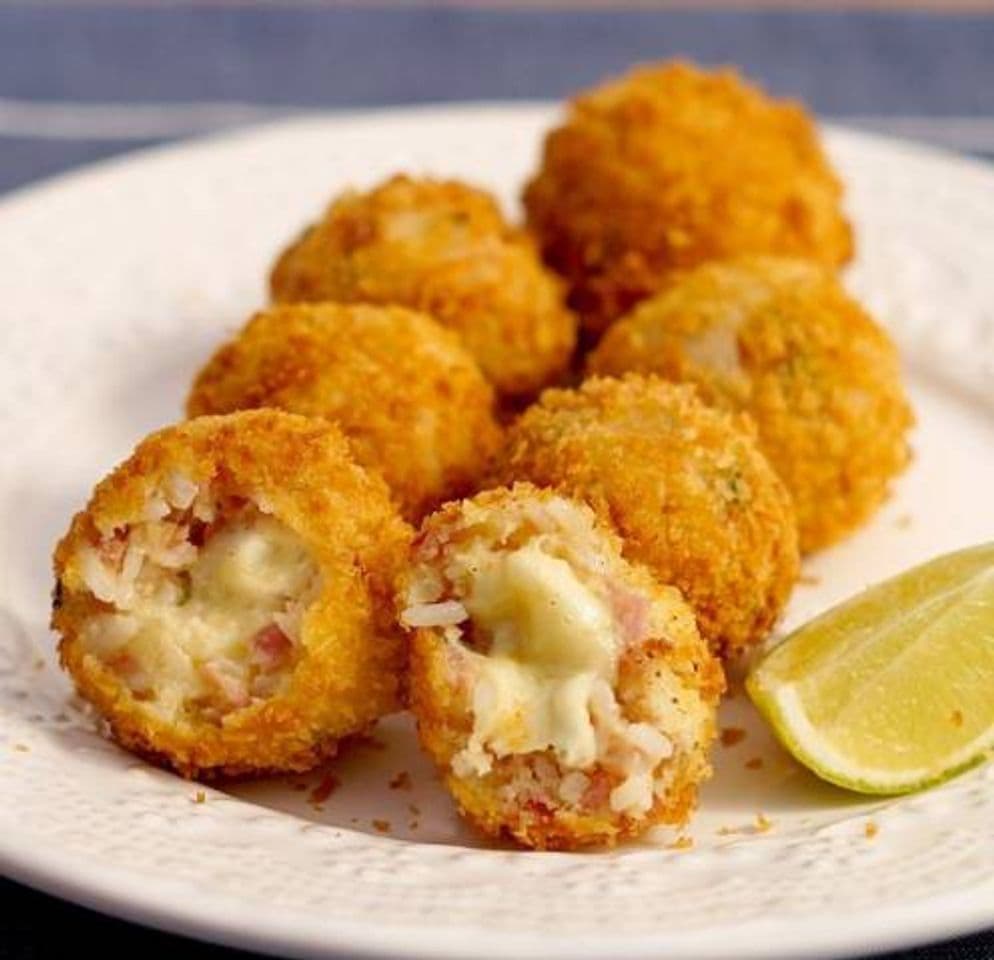 Fashion Bolinho de arroz com queijo e calabresa 😋🤤