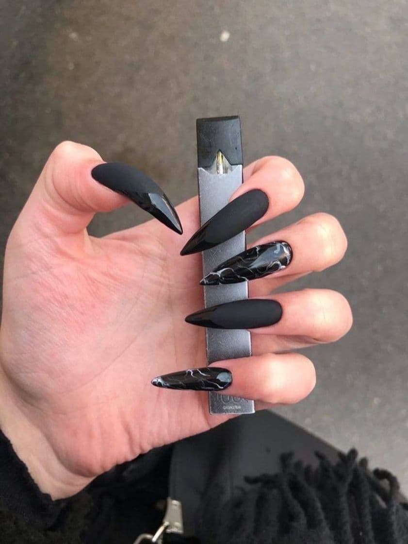 Moda Black Nails