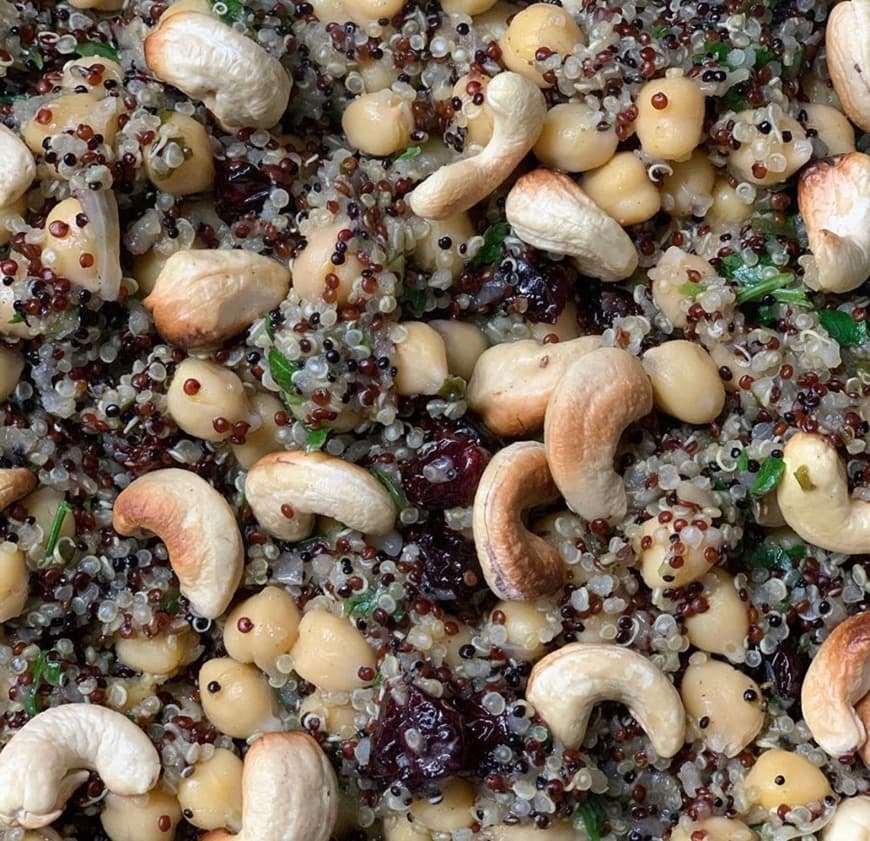 Moda Salada de quinoa, grão e caju 🌱