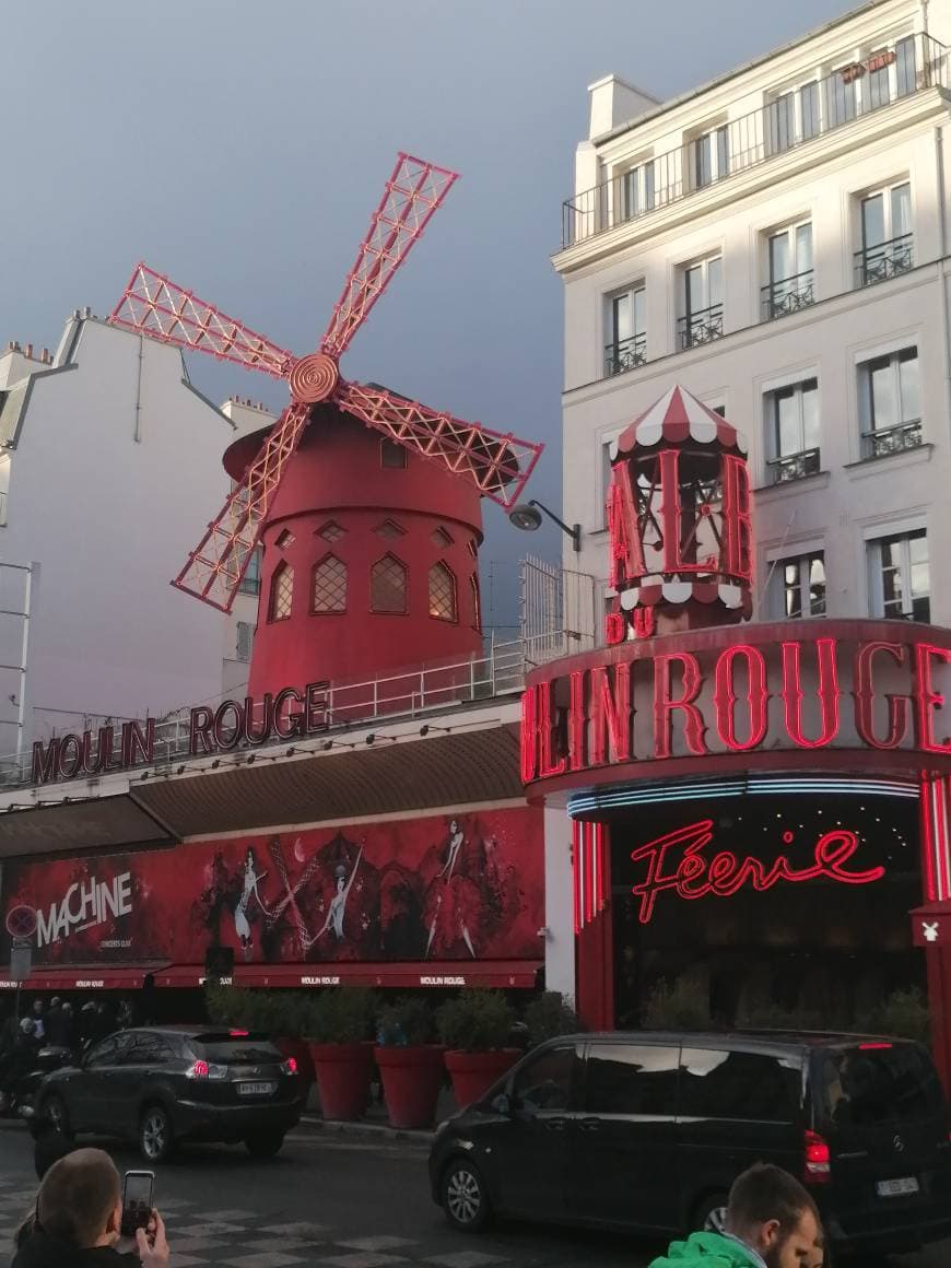 Place Moulin Rouge