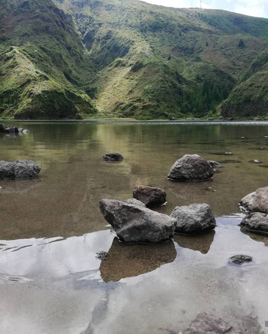 Place Junto da Lagoa do Fogo, o silêncio é diferente 