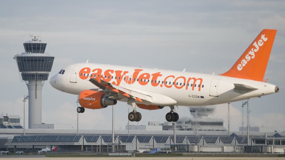 Moda Preso por comer telemóvel em avião da Easyjet