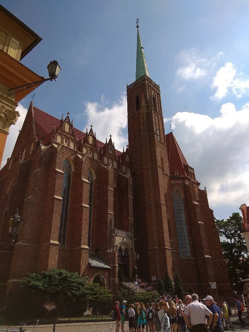 Lugar Collegiate Church of the Holy Cross and St. Bartholomew