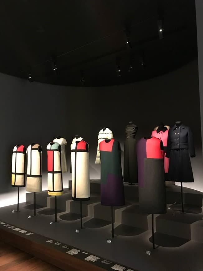 Place Musée Yves Saint Laurent Paris