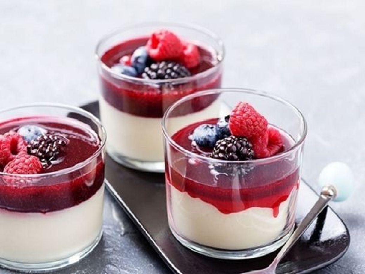 Fashion Panna Cotta Com Calda De Frutos Vermelhos