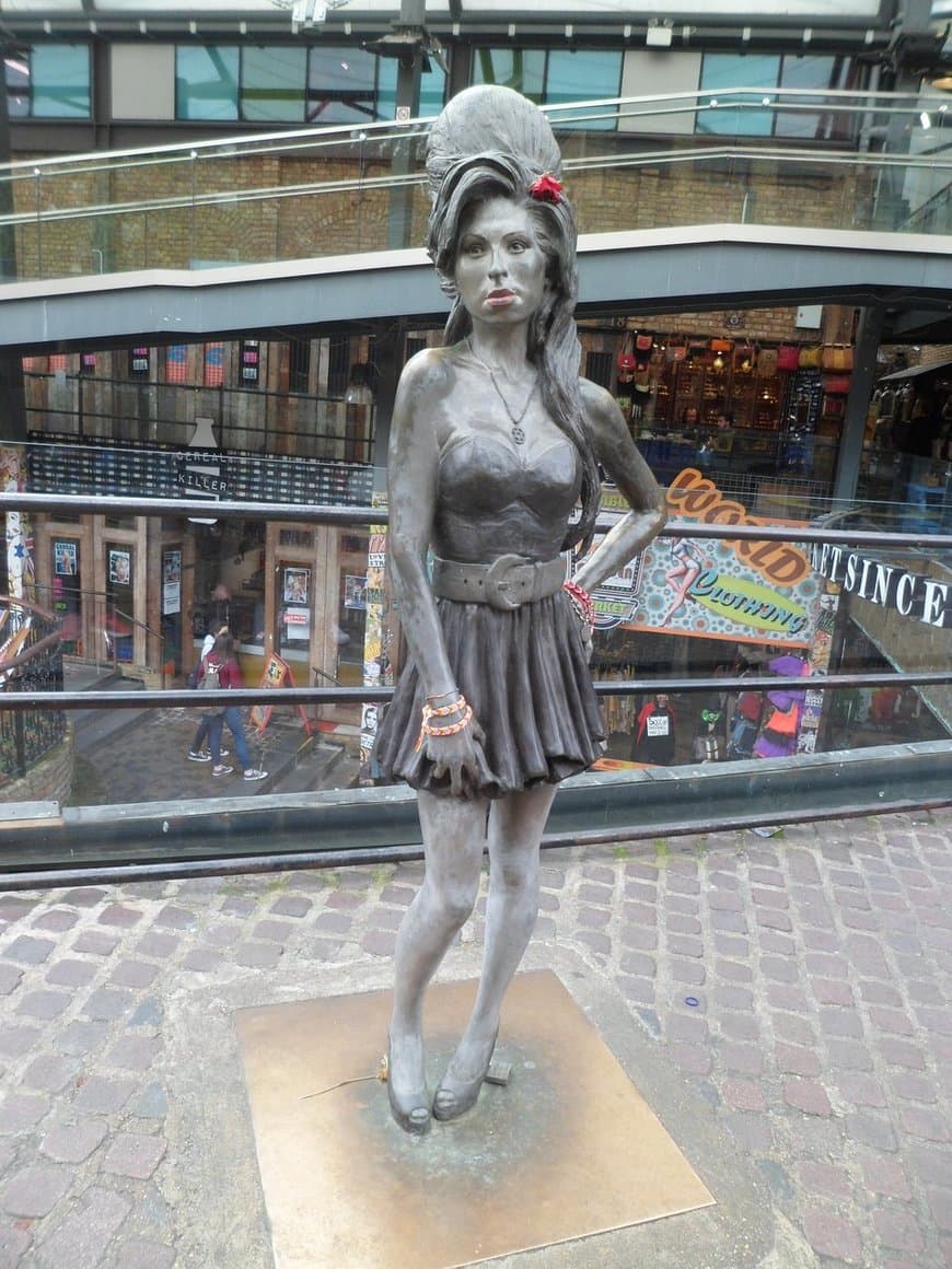 Place Amy Winehouse Statue