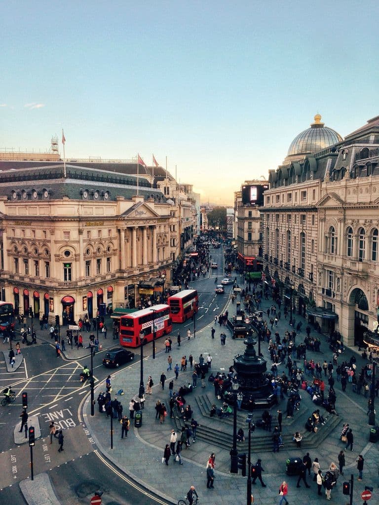 Place Piccadilly Station