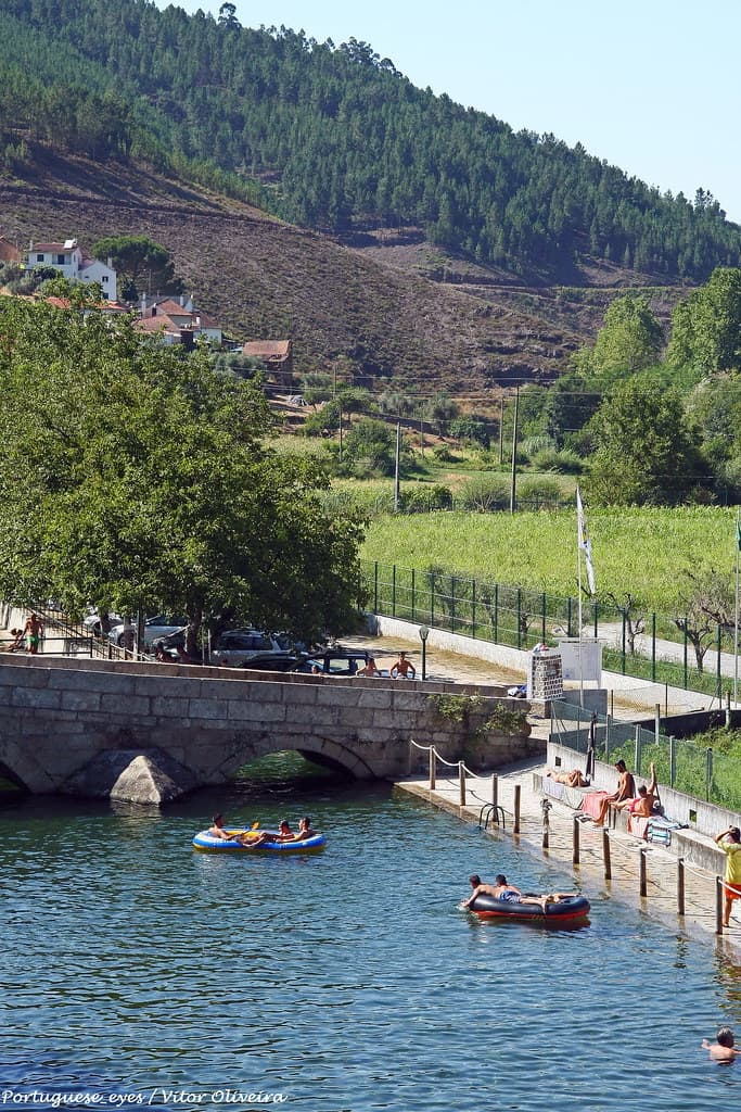 Lugar Praia Fluvial De Pomares