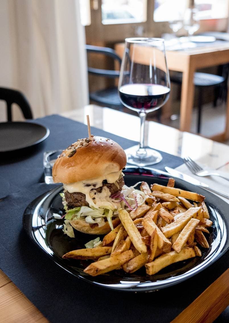 Restaurants La Vara - Handmade Burgers & Portuguese Wines