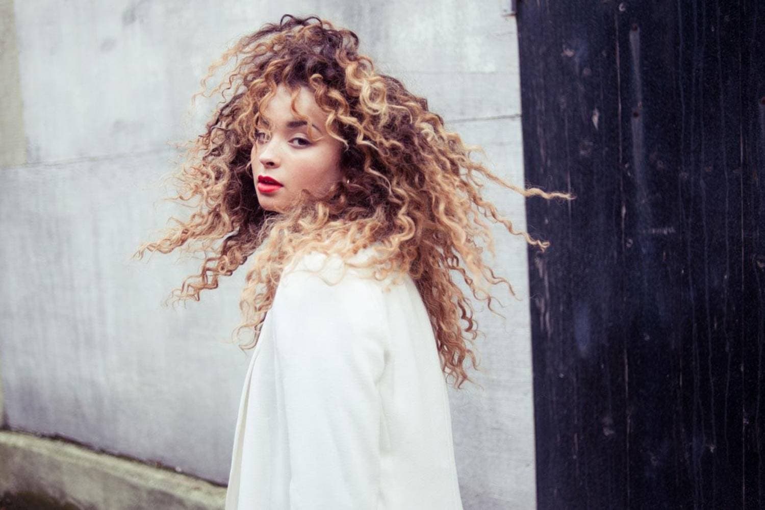 Canción Deeper | Ella Eyre