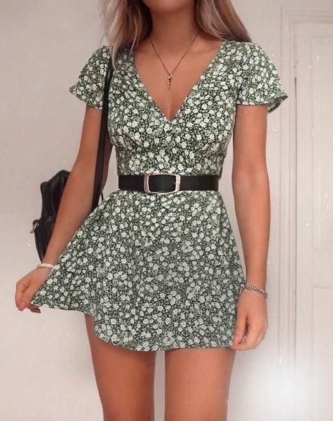 Moda Vestido verde com flores brancas