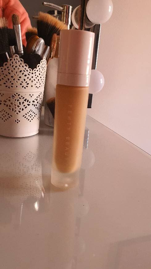 Beauty Base de maquillaje líquida Pro Filt'R de la marca FENTY BEAUTY by