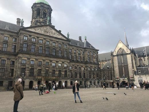 Lugar Dam Square