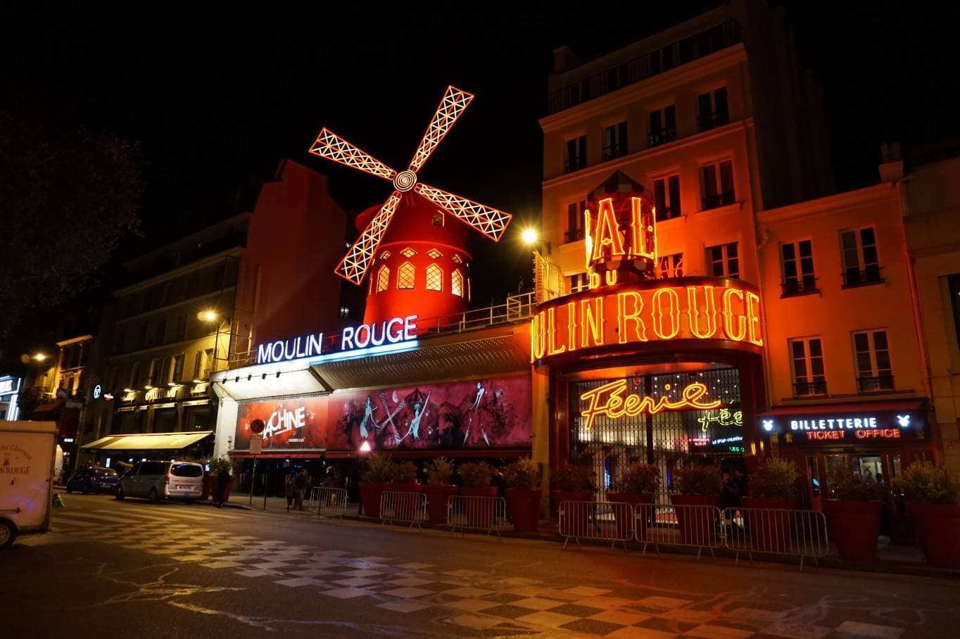 Place Moulin Rouge