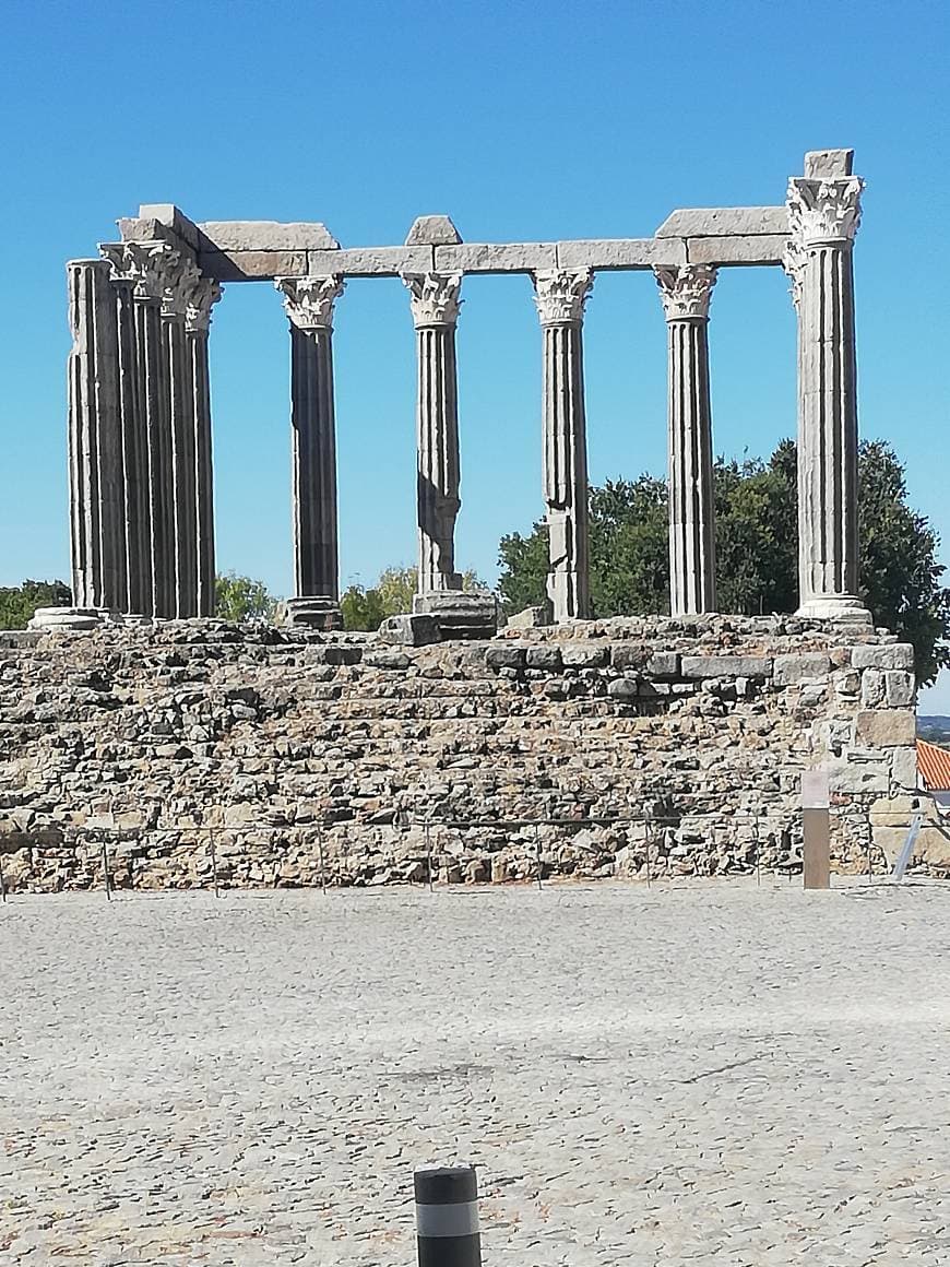 Place Templo romano de Évora