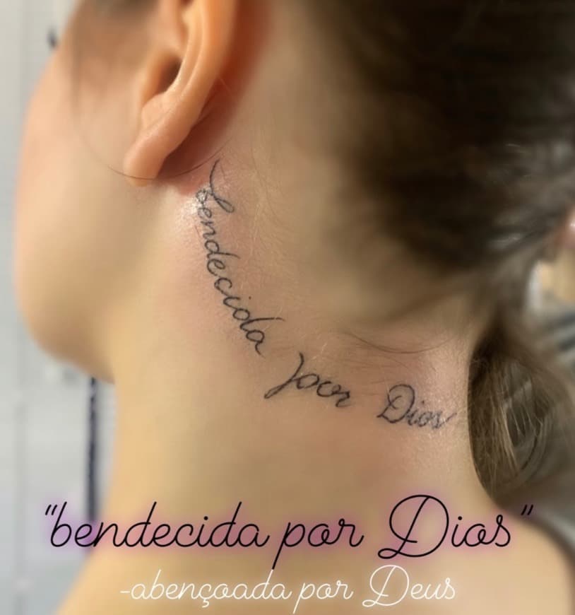 Moda tatuagem pescoço