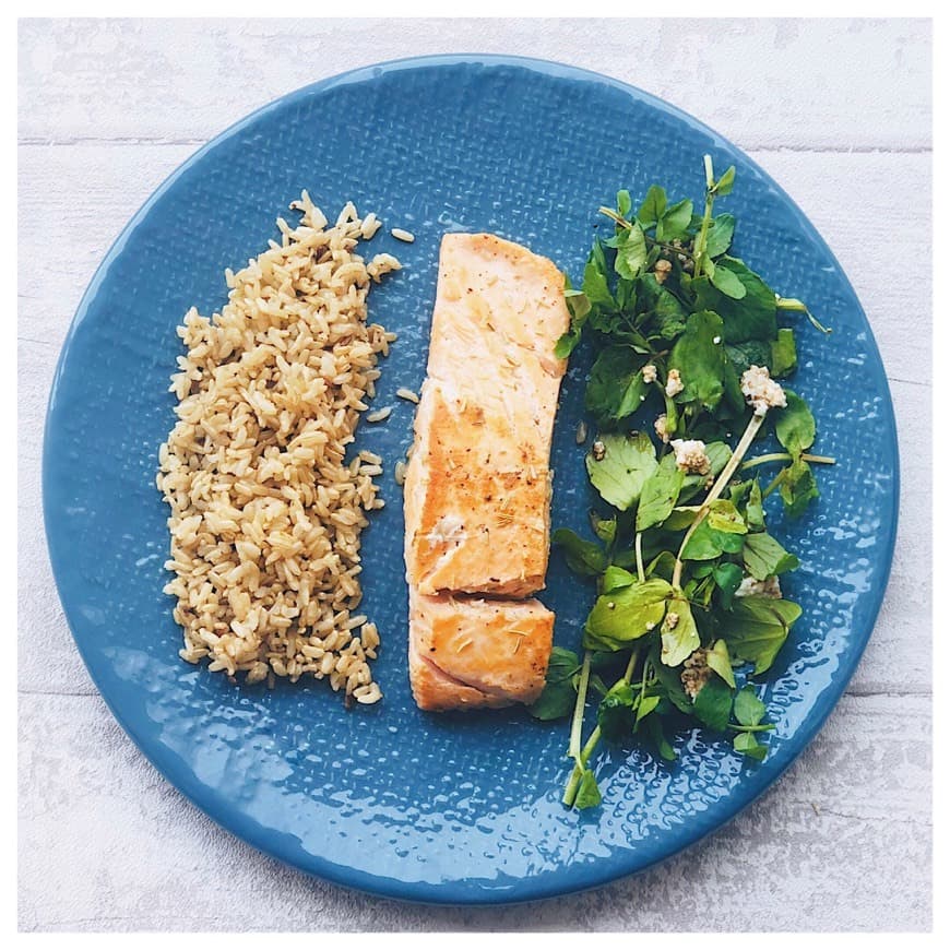 Fashion Salmão com arroz integral e salada de agrião com requeijão 