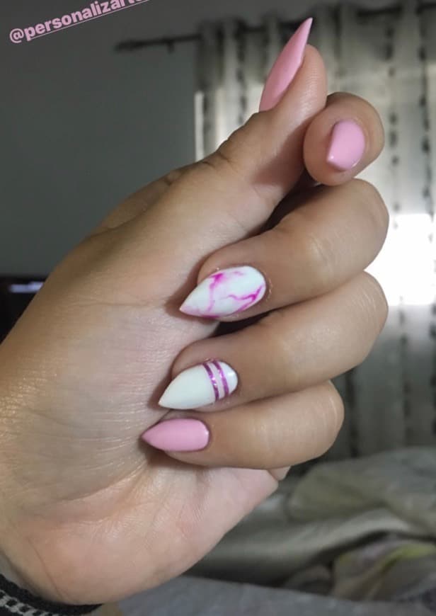 Moda Pink nails