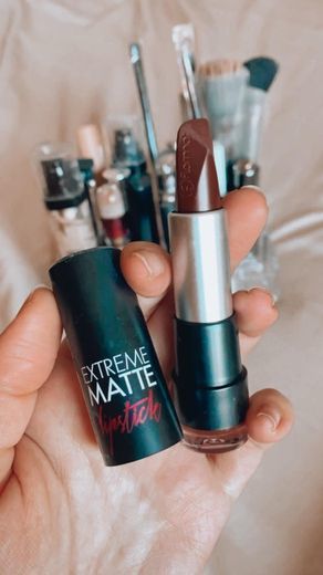 Lugar Extreme matte lipstick