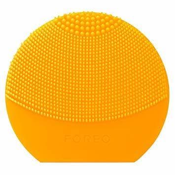 Belleza LUNA Play Plus de FOREO es el cepillo facial recargable de silicona