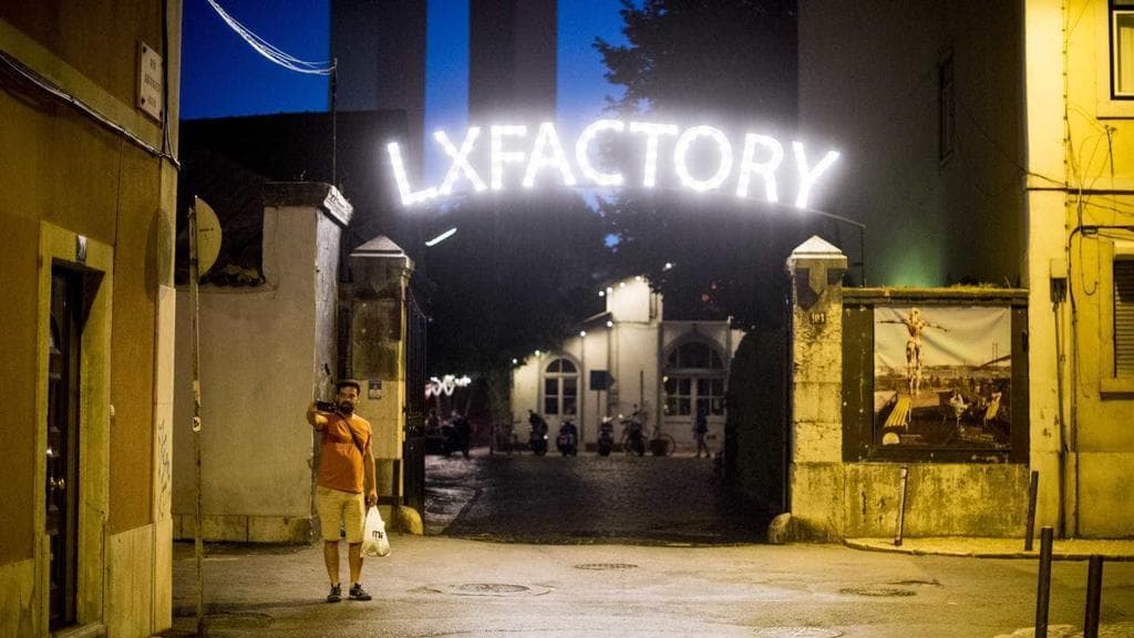 Lugar LX Factory Poetry Apart