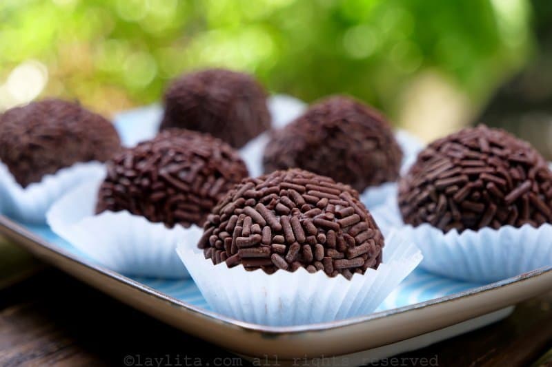 Book BRIGADEIROS: BRAZILIAN BRIGADEIRO RECIPES FULL OF SWEETNESS AND INSPIRATION