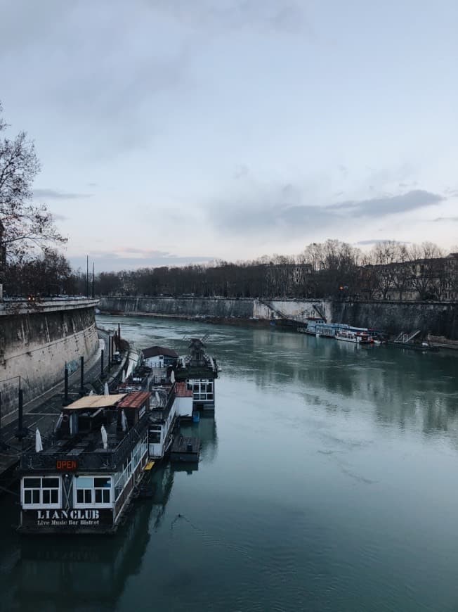 Place Fiume Tevere