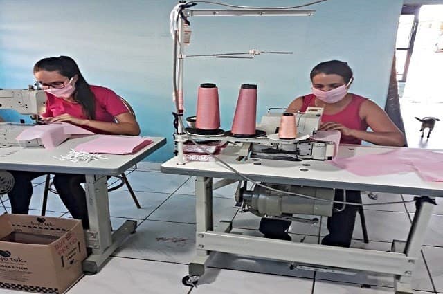 Moda Máscaras de tecido são doadas por costureiras para hospitais