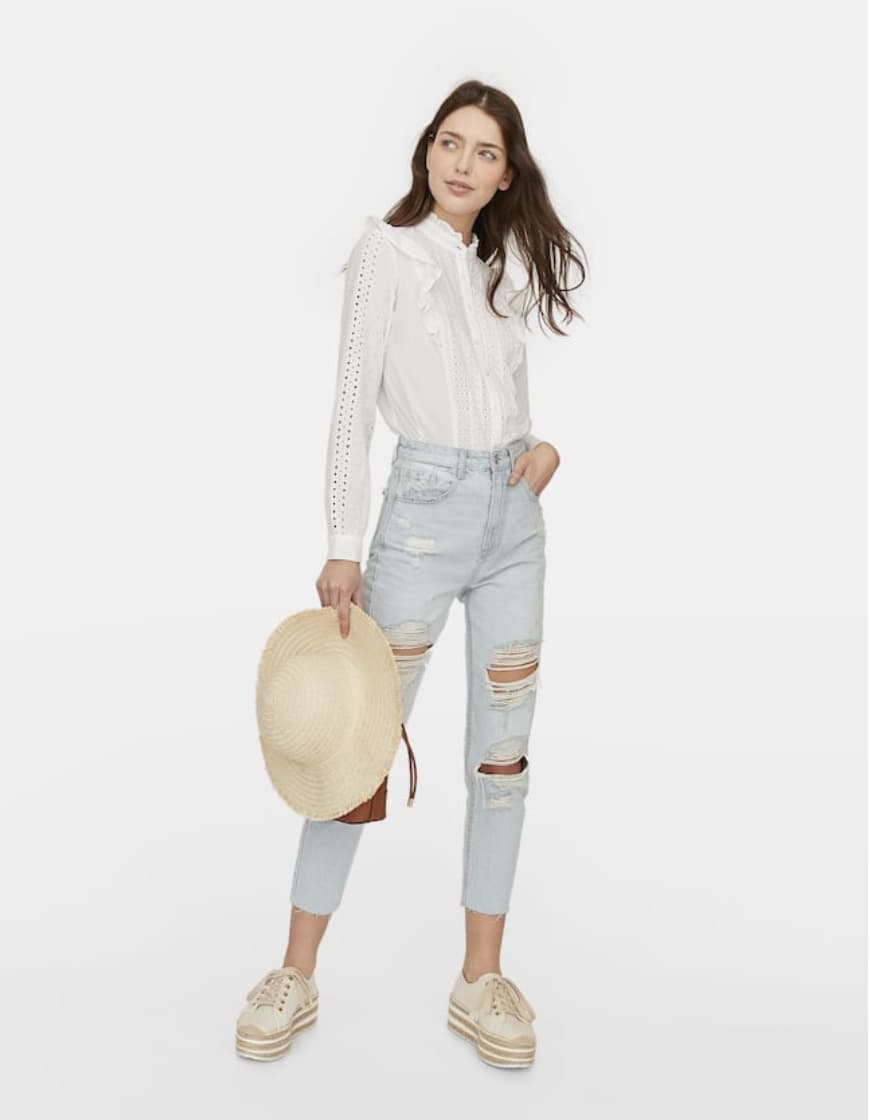 Moda Stradivarius- Jeans mom fit com rasgões 