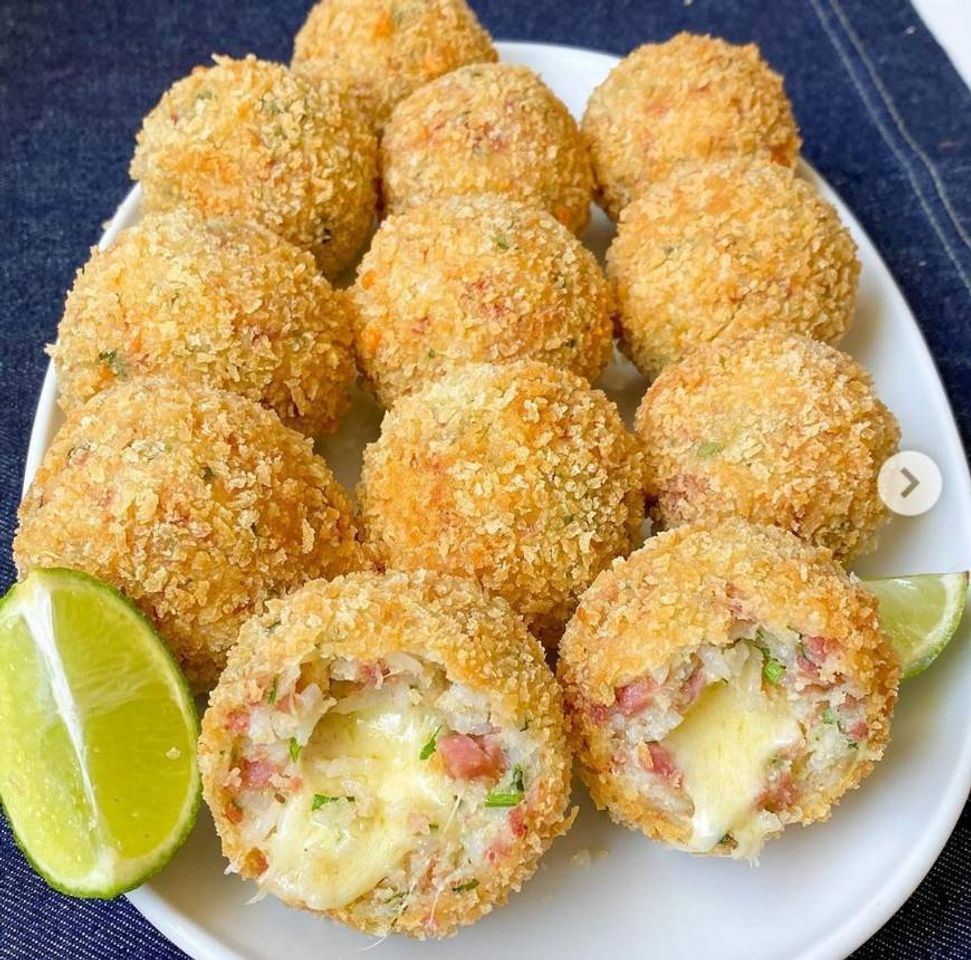 Fashion Bolinho de arroz com calabresa e queijo