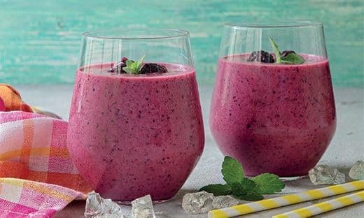 Fashion smoothie de frutos vermelhos com banana 