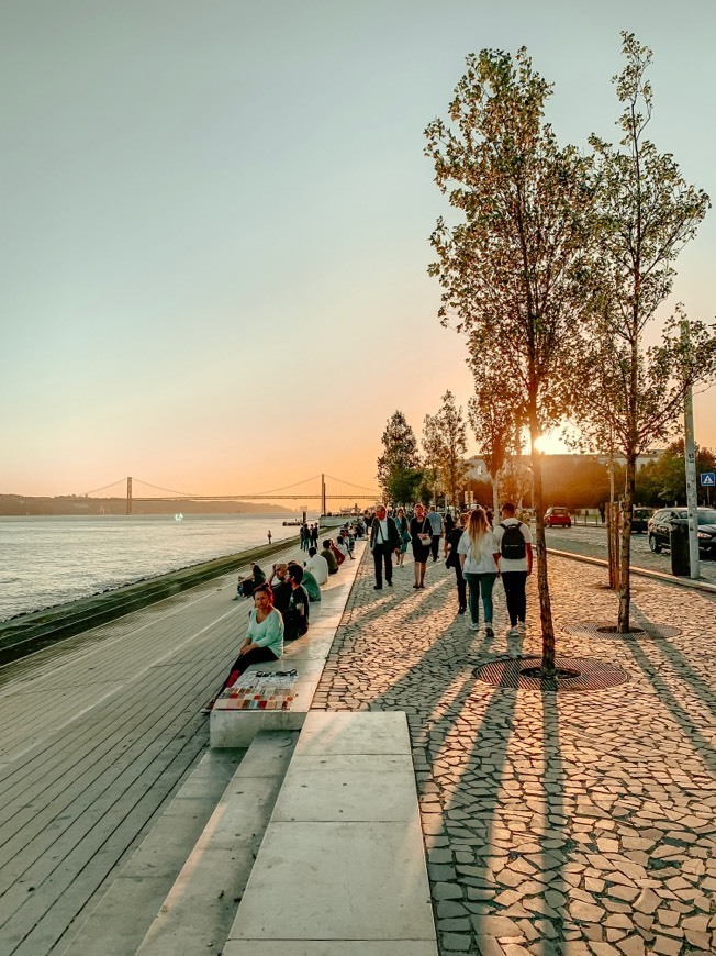 Lugar Avenida Ribeira das Naus