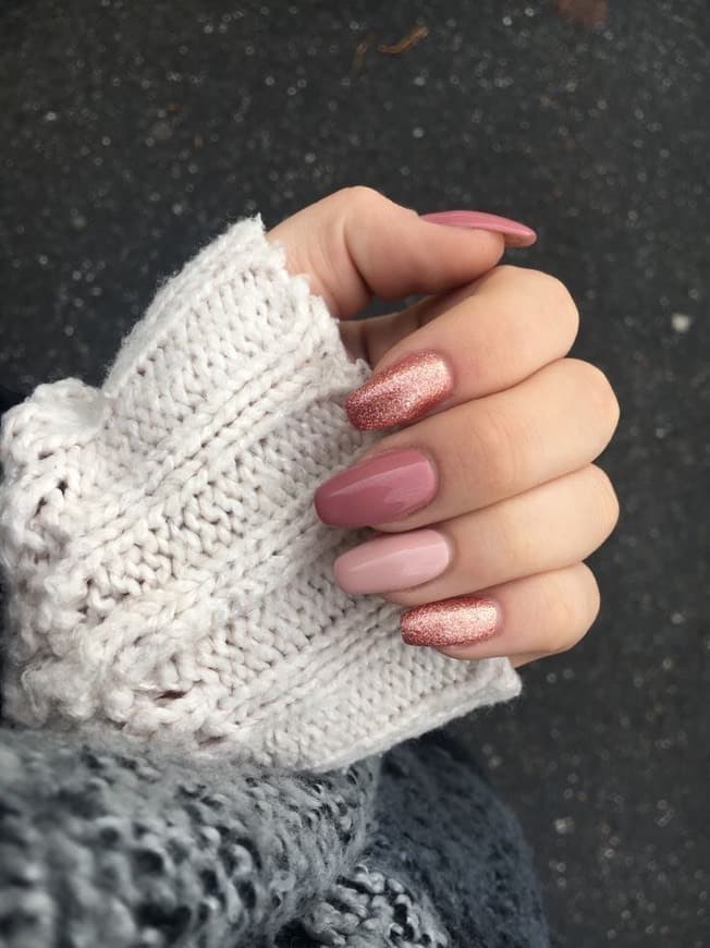 Moda Unhas Nude e Brilhantes 