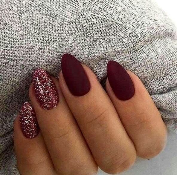 Moda Unhas Bordô e Brilhantes