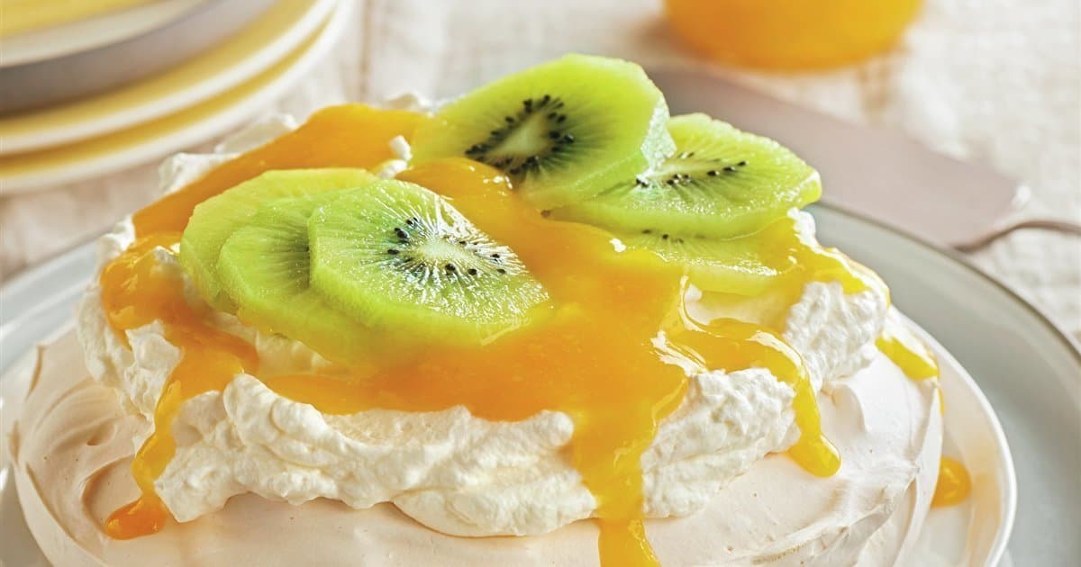 Moda Pavlova de kiwi y coulis de mango