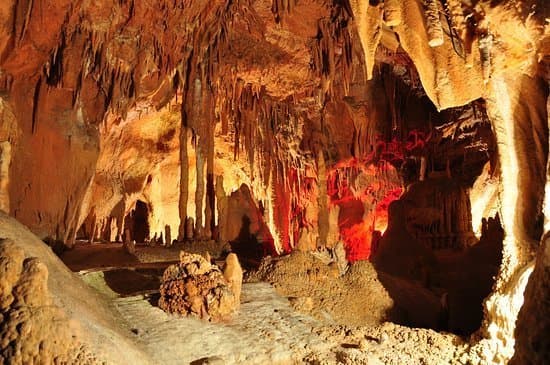 Place Grutas de Santo António