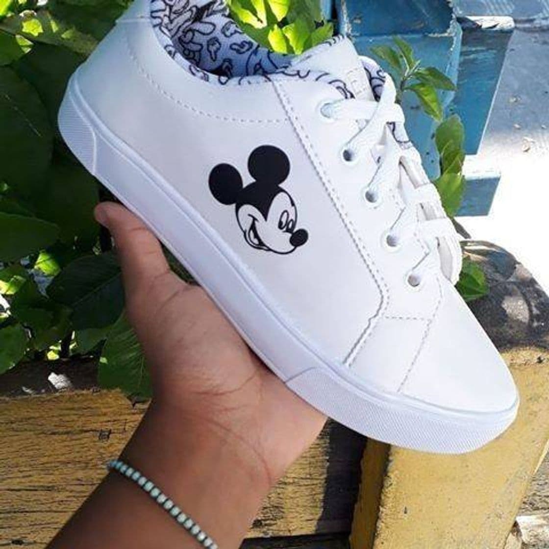 Moda quem quer carregar o mickey no seu pé ? 🤪