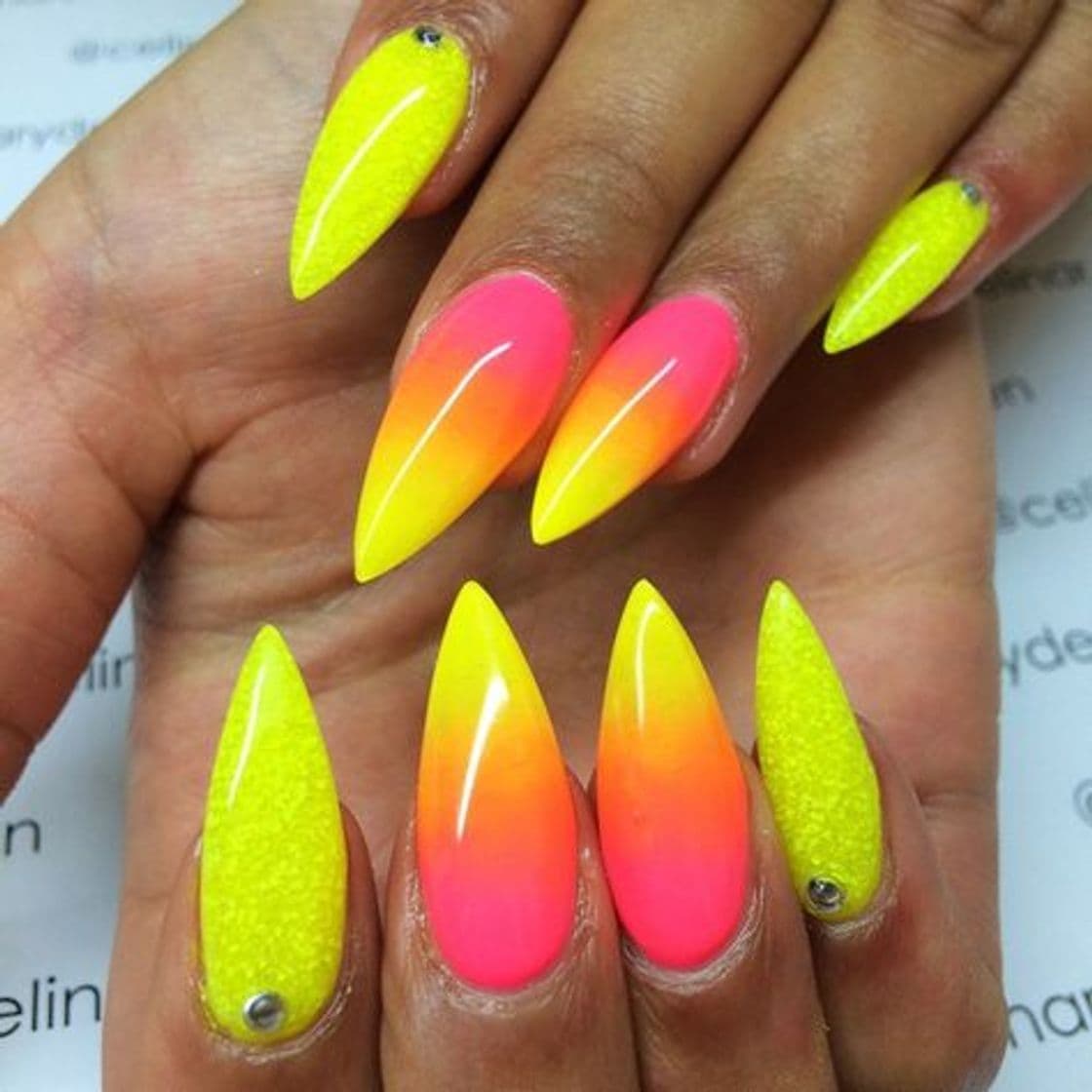 Moda Unha em gel neon 