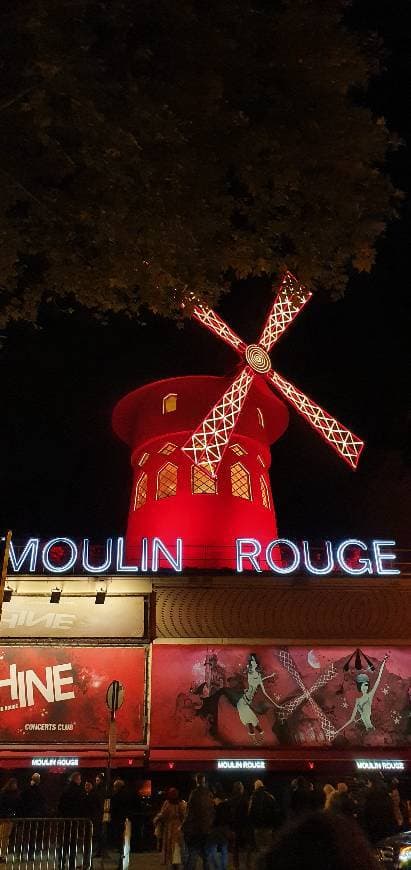 Place Moulin Rouge