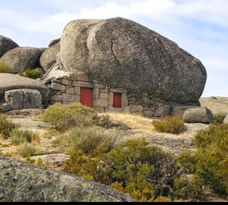 Place Casa de telhado de pedra - Penhas douradas