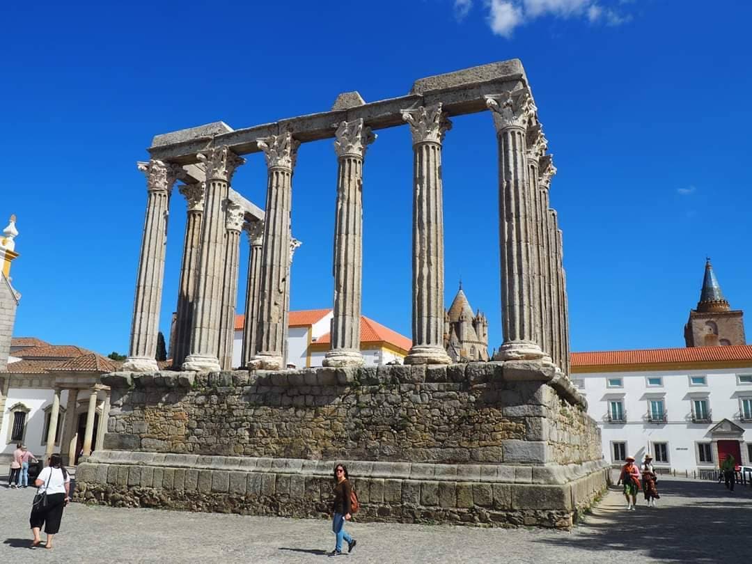 Place Templo romano de Évora