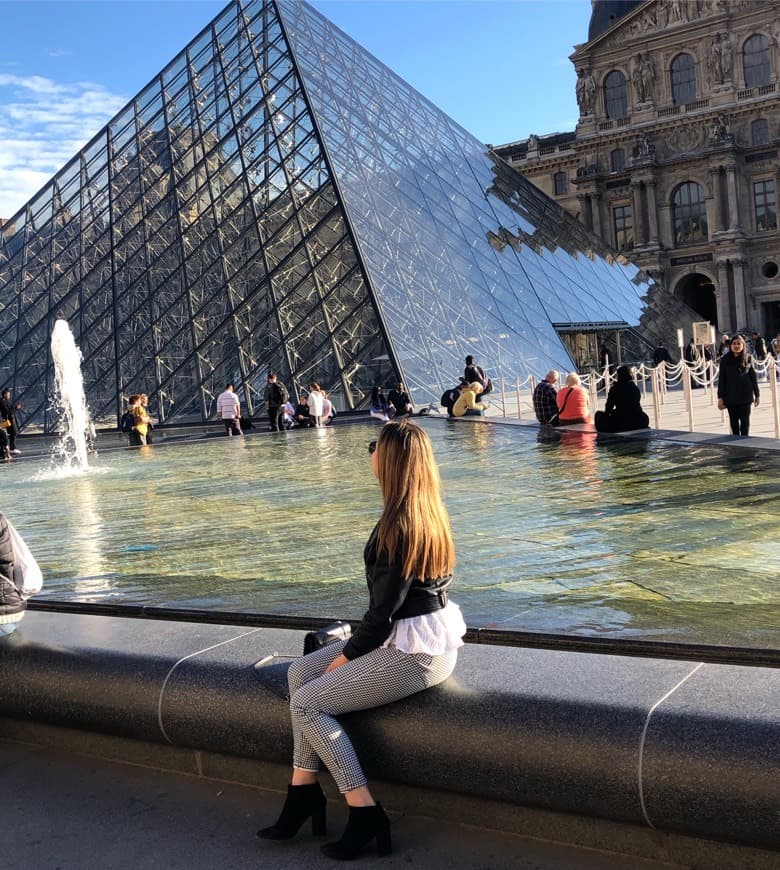 Place Pyramide du Louvre