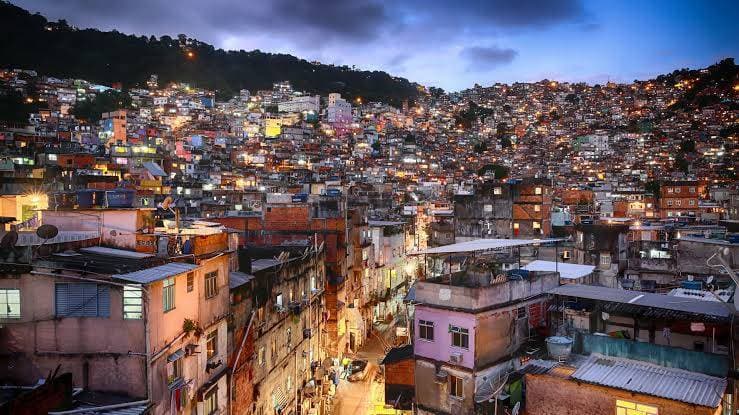 Fashion Comando Vermelho instaura toque de recolher na favela