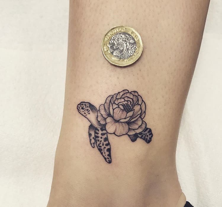 Moda Tatto Tartaruga com Flor