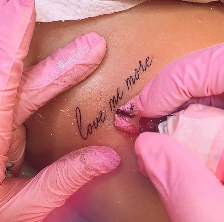 Moda Tatto Frase "Love Me More"