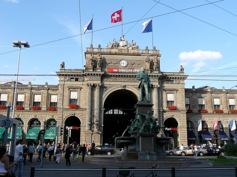 Place Zürich Central Train Station