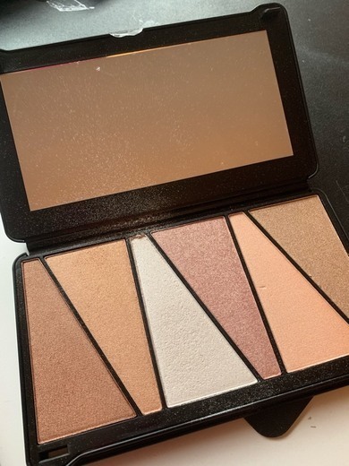 Producto Makeup Revolution Shook Highlighter Palette at BEAUTY BAY